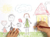 Ein Kind zeichnet eine Familie auf einer Wiese  mit einem Haus im Hintergrund