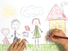 Ein Kind zeichnet eine Familie auf einer Wiese  mit einem Haus im Hintergrund